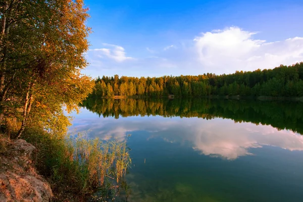 Осеннее озеро — стоковое фото