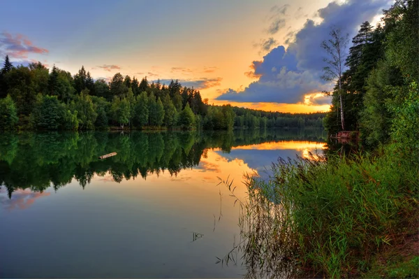 Закат на озере — стоковое фото
