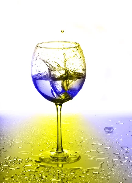 Espirro em vidro de água — Fotografia de Stock