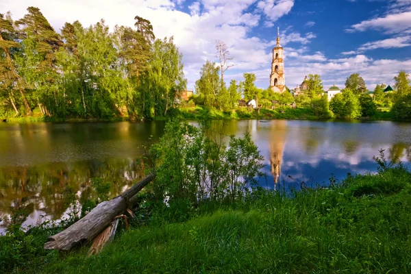 Campo verde com rio — Fotografia de Stock