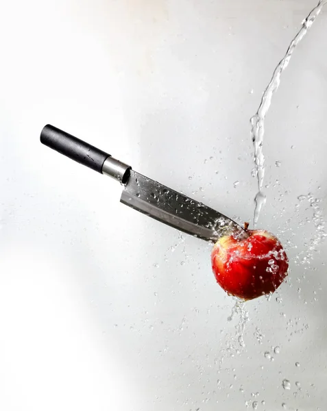 Nůž vložený v apple — Stock fotografie