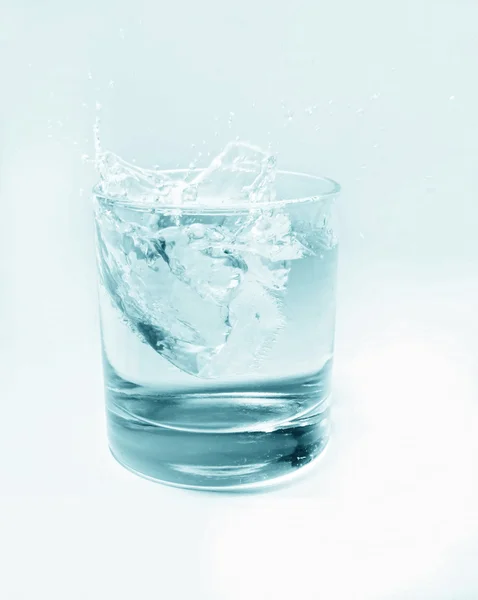 Vaso de agua y hielo —  Fotos de Stock