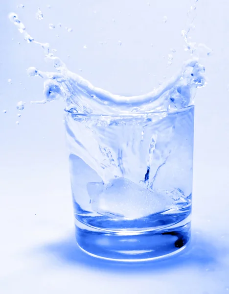 Bicchiere di acqua e ghiaccio — Foto Stock