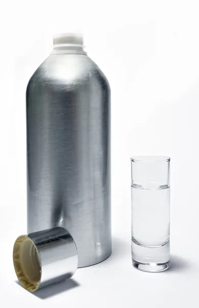 Μπουκάλι αλουμινίου και ένα ποτήρι βότκα — Φωτογραφία Αρχείου