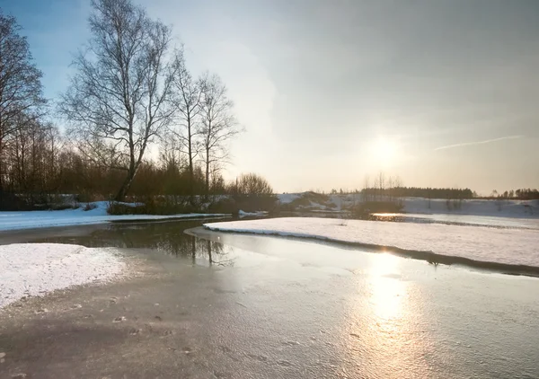 Talvi auringonlasku — kuvapankkivalokuva