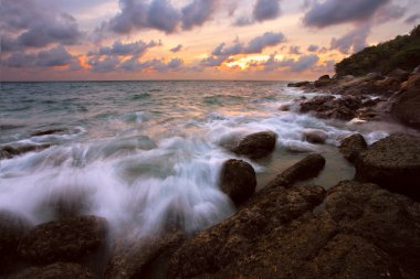 güzel tropikal deniz günbatımı. Tayland