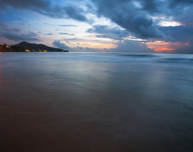 güzel tropikal deniz günbatımı. Tayland