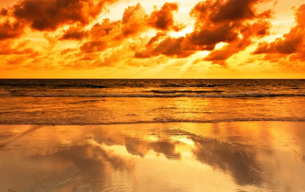 熱帯の海の夕日 — ストック写真