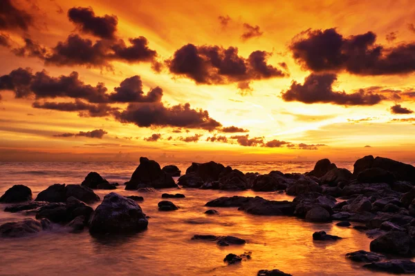 Coucher de soleil sur la mer tropicale — Photo