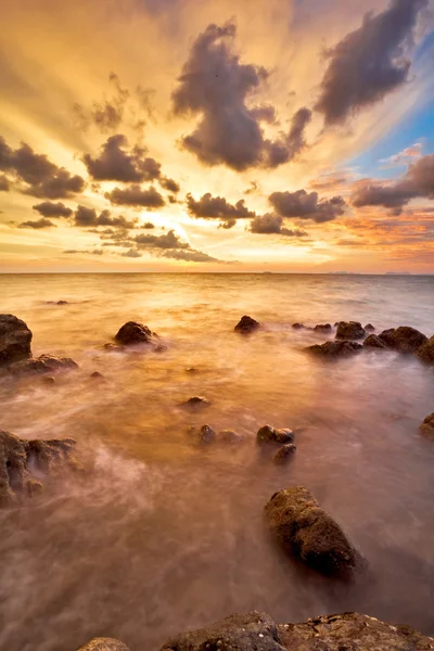 Tropikalne morze zachód słońca — Zdjęcie stockowe