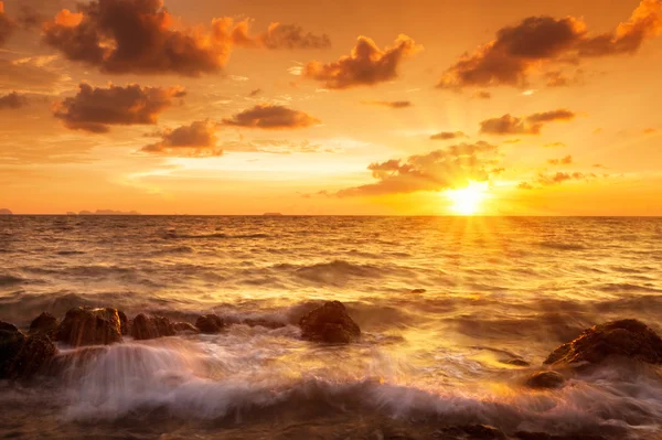Όμορφη Θάλασσα Τροπικά Ηλιοβασίλεμα Ταϊλάνδη — Φωτογραφία Αρχείου