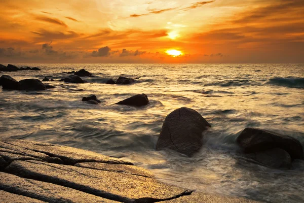Coucher de soleil sur la mer tropicale — Photo