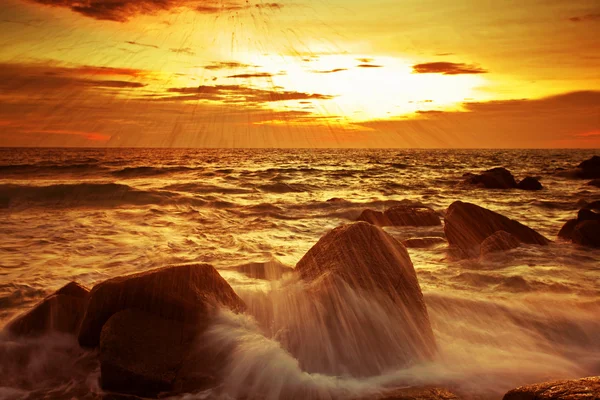 Puesta de sol en el mar tropical — Foto de Stock