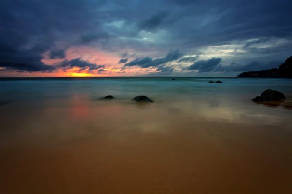 Sonnenuntergang im tropischen Meer — Stockfoto