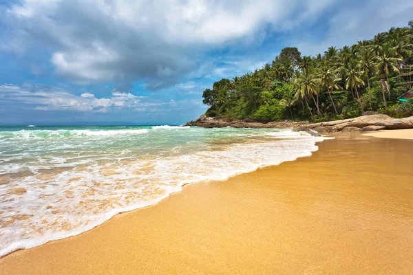 Красивый тропический пляж — стоковое фото