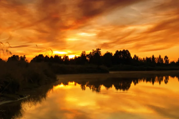Pôr do sol perto do lago — Fotografia de Stock