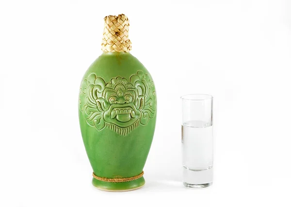 Bottiglia in ceramica balinese di vodka e un bicchiere — Foto Stock