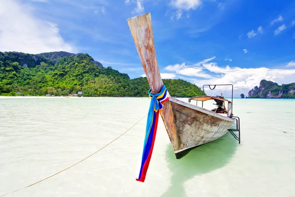 Лодки в тропическом море. — стоковое фото