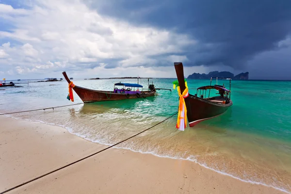 Barcos no mar tropical. — Fotografia de Stock