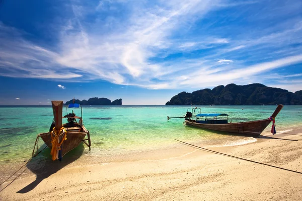 Barcos no mar tropical. Tailândia — Fotografia de Stock