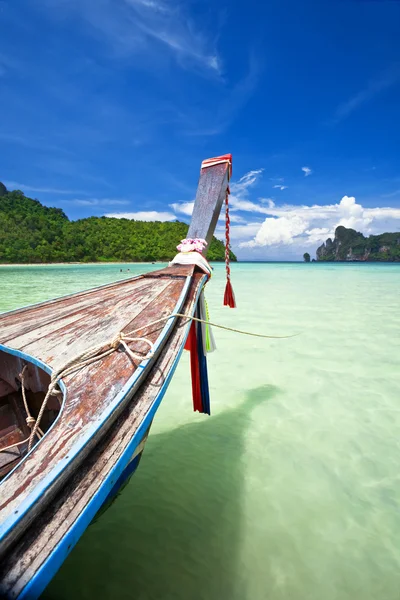 Лодки в тропическом море. — стоковое фото