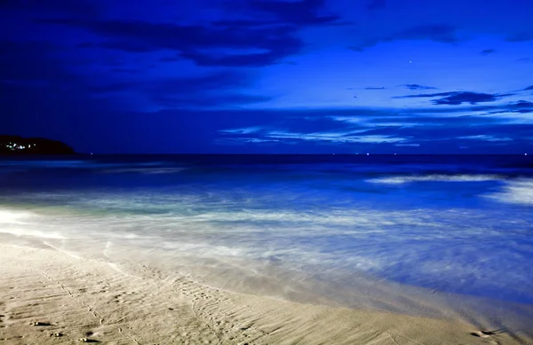 Noite na praia tropical. Phuket. Tailândia — Fotografia de Stock