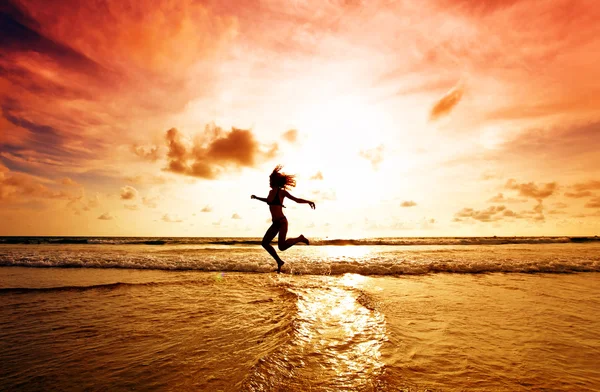 Tanzendes Mädchen an einem tropischen Strand — Stockfoto
