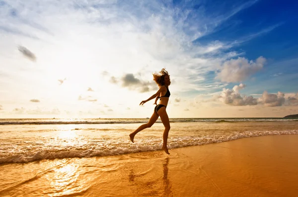 Fille dansante sur une plage tropicale — Photo