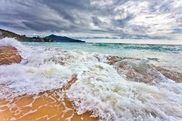 Spiaggia tropicale sotto il cielo cupo — Foto Stock