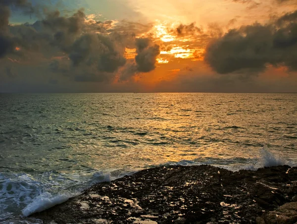 Pôr do sol colorido na praia — Fotografia de Stock