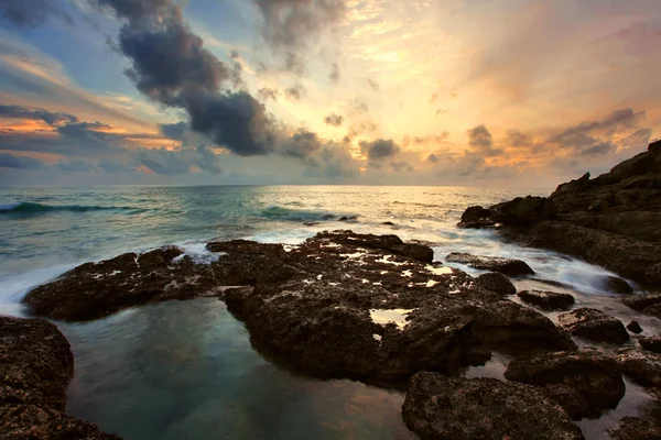 Красочный закат на пляже — стоковое фото