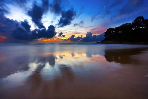 Colorido atardecer en el mar tropical. Tailandia —  Fotos de Stock