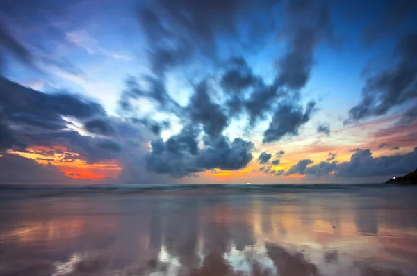 Farbenfroher Sonnenuntergang im tropischen Meer. Thailand — Stockfoto