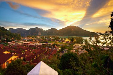 renkli günbatımı tropikal deniz. Tayland