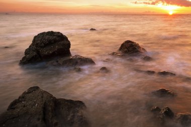 renkli günbatımı tropikal deniz. Tayland