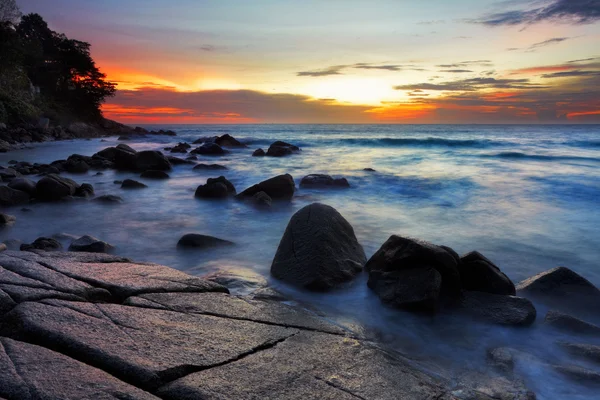 Kolorowy zachód słońca w morzu tropikalnych. Tajlandia — Zdjęcie stockowe