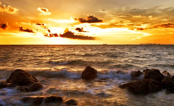 Colorful sunset in the tropical sea. Thailand — Stock Photo, Image