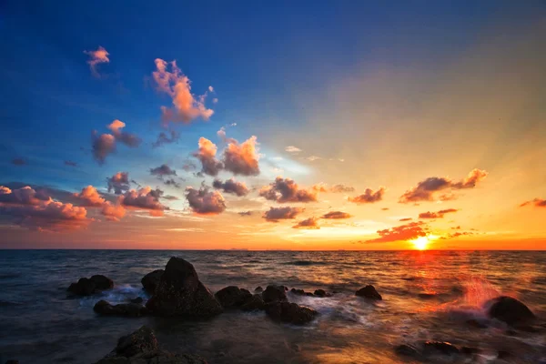 Coucher de soleil coloré dans la mer tropicale. Thaïlande — Photo