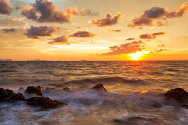 Πολύχρωμο ηλιοβασίλεμα σε τροπική θάλασσα. Ταϊλάνδη — Φωτογραφία Αρχείου