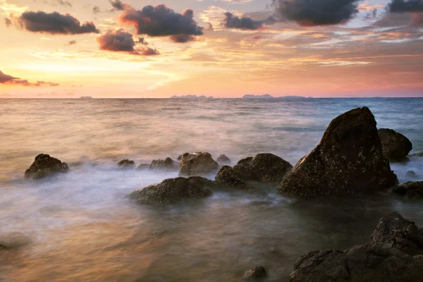 Pôr do sol colorido no mar tropical. Tailândia — Fotografia de Stock