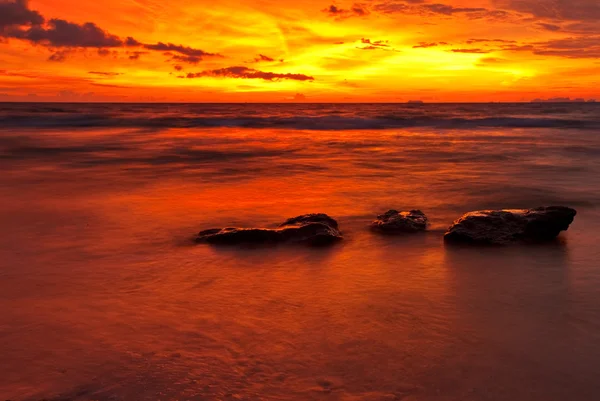 ทะเลเขตร้อนพระอาทิตย์ตก — ภาพถ่ายสต็อก