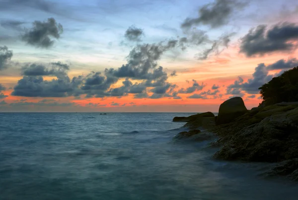 Барвисті захід сонця у тропічних морських. Таїланд — стокове фото