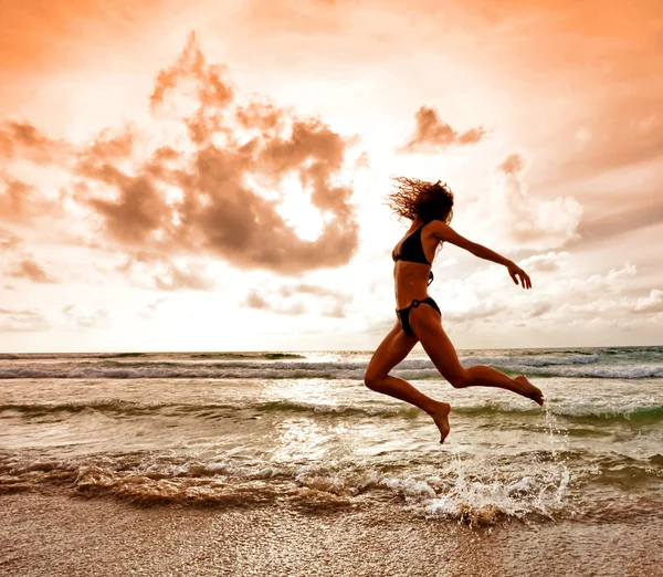 Dancing girl on sunset — Stock Photo, Image