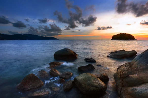 在热带海洋中的多彩日落。泰国 — 图库照片