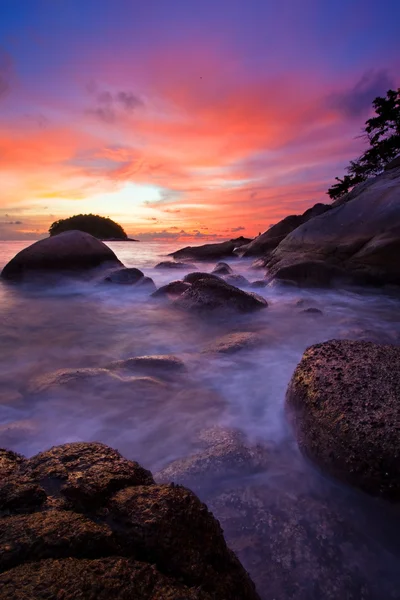 Colorido atardecer en el mar tropical. Tailandia — Foto de Stock