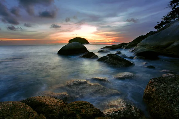 在热带海洋中的多彩日落。泰国 — 图库照片