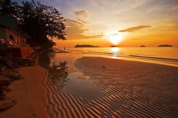 Kleurrijke zonsondergang in de tropische zee. Thailand — Stockfoto