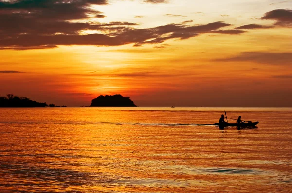 Farbenfroher Sonnenuntergang im tropischen Meer. Thailand — Stockfoto