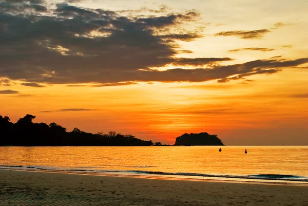 Kolorowy zachód słońca w morzu tropikalnych. Tajlandia — Zdjęcie stockowe