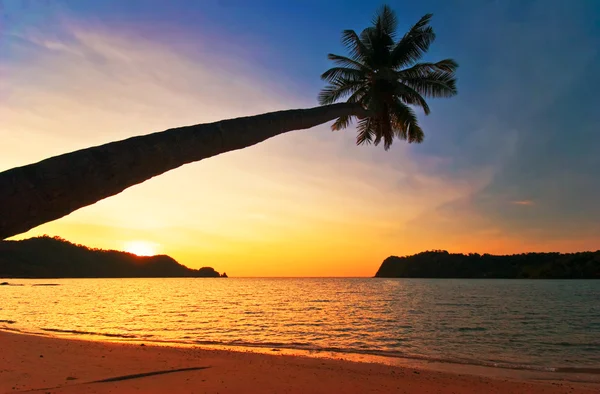 Barevný západ slunce v tropickém moři. Thajsko — Stock fotografie